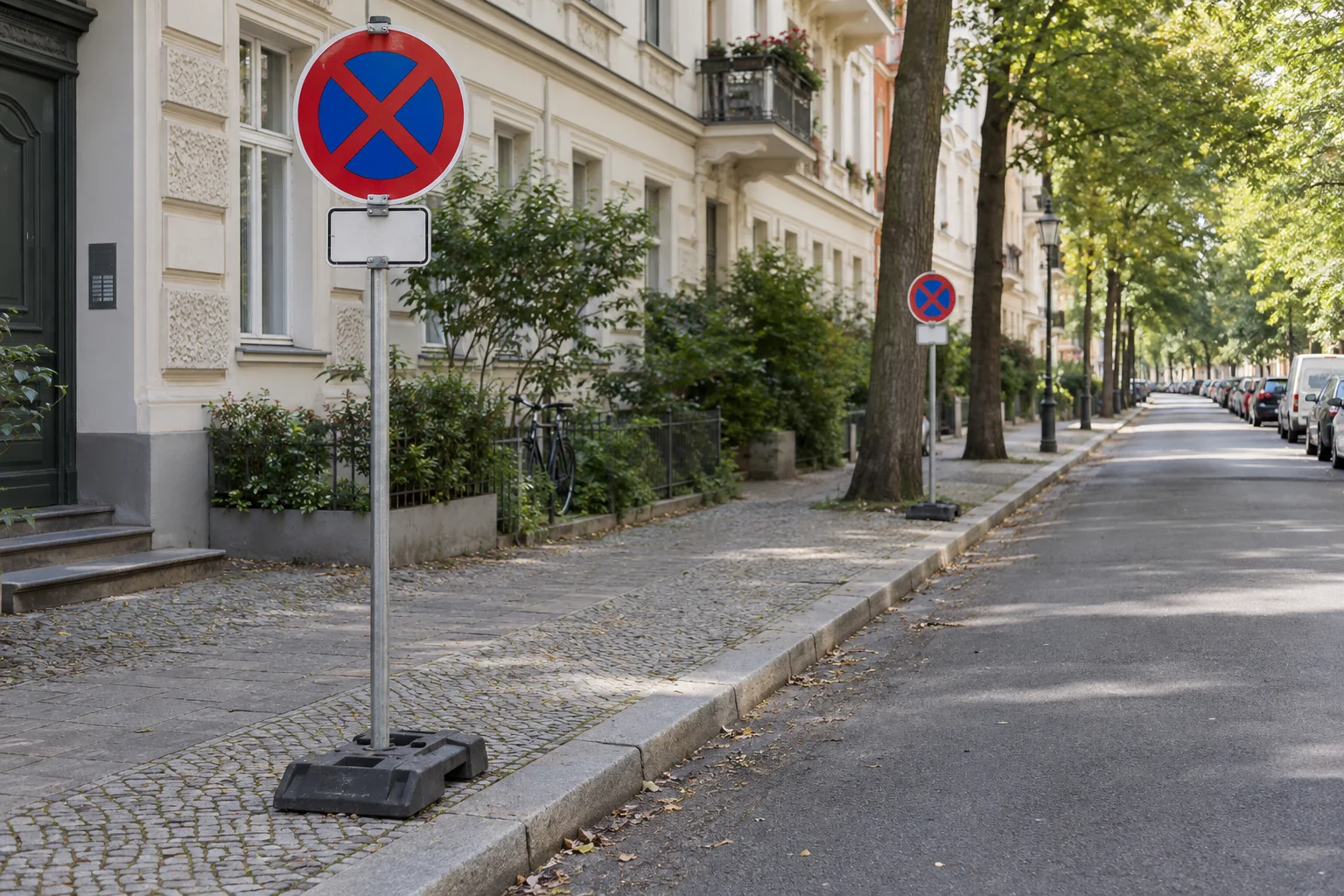 Mobile Halteverbotsschilder kennzeichnen eine freie Ladefläche am Straßenrand.