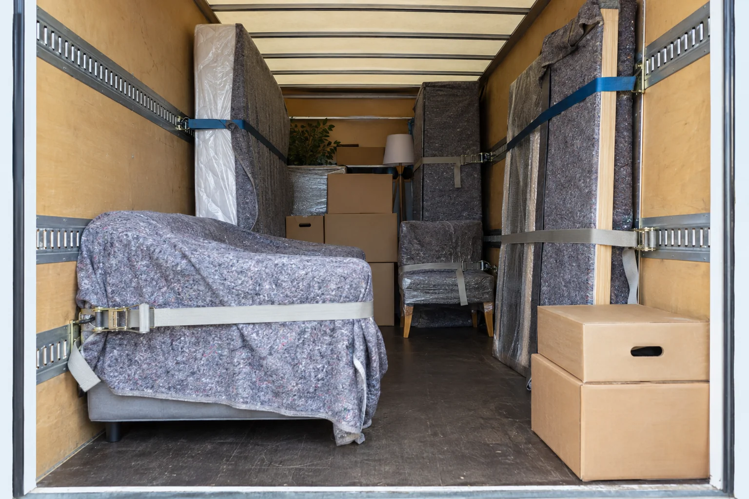 Blick in den Laderaum eines Möbeltransporters mit geschützten und gesicherten Möbeln
